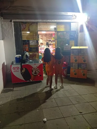 Beleuchtete Außenfassade von La Tienda de Samira bei Nacht