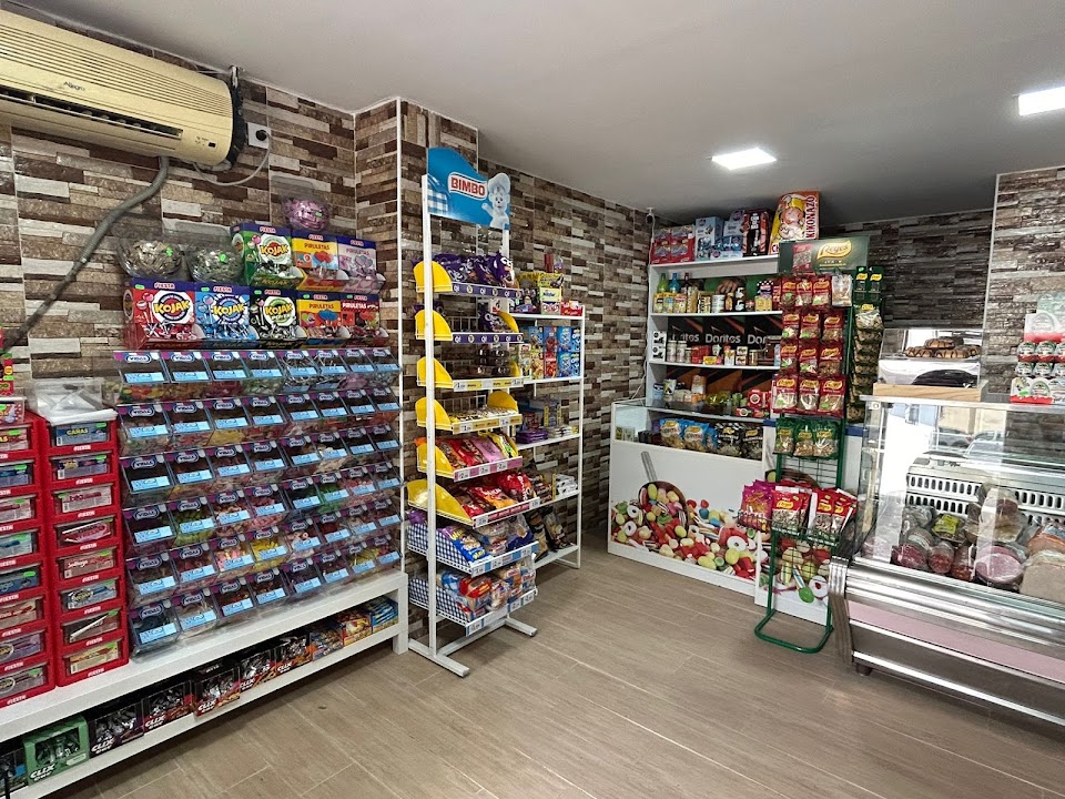 Interior amplio con estanterias