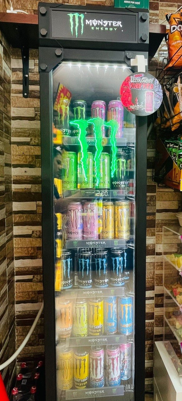 Réfrigérateur Monster Energy avec toutes les variétés fraîches à La Tienda de Samira