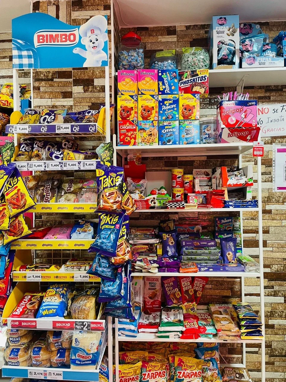 Regale mit Süßigkeiten in La Tienda de Samira