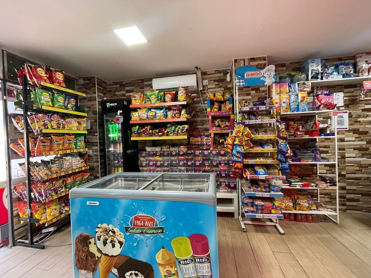 Couloir de la boutique avec réfrigérateurs de glaces, snacks et boissons à Jerez